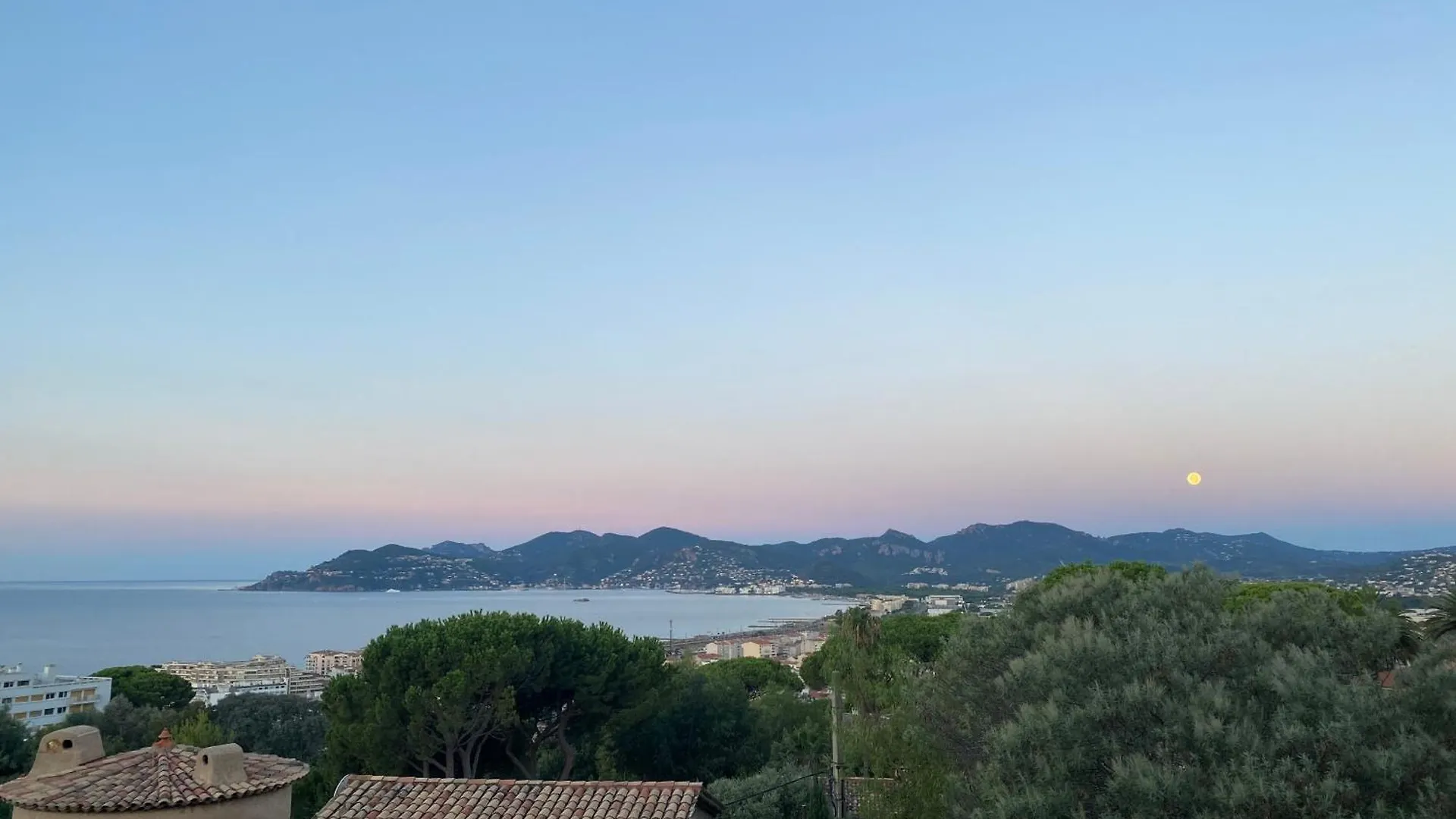 Charming Villa-Appartement With A View On The Sea Of 95 M2 Cannes